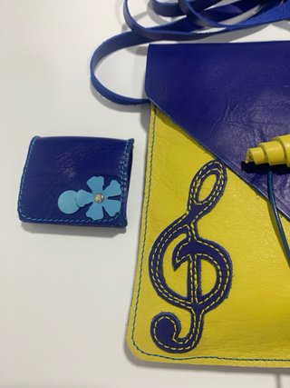 Bolso artesanal azul y amarillo