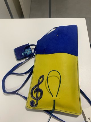 Bolso artesanal azul y amarillo