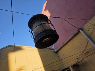 Faroles exteriores negros y amarillos