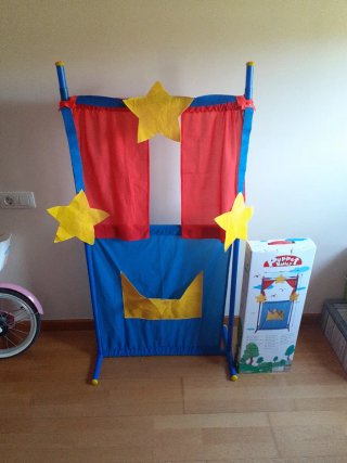 Teatro de títeres con estrellas y cortinas