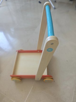Andador de madera para bebé