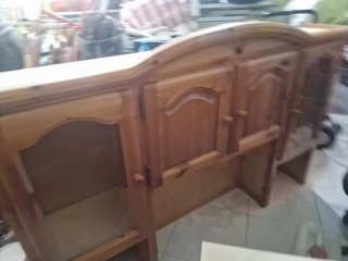 Mueble madera con vitrina