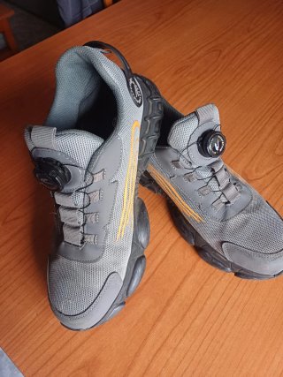 Zapatos de seguridad grises y naranjas