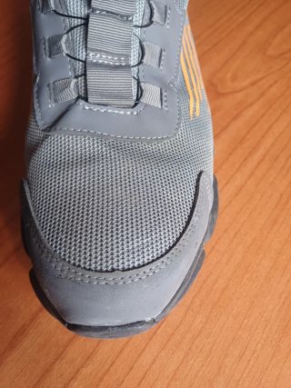 Zapatos de seguridad grises y naranjas