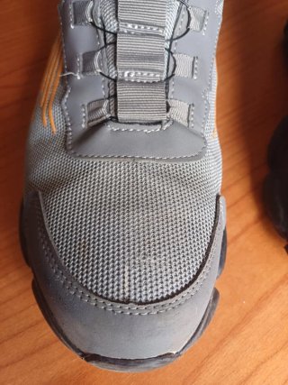 Zapatos de seguridad grises y naranjas