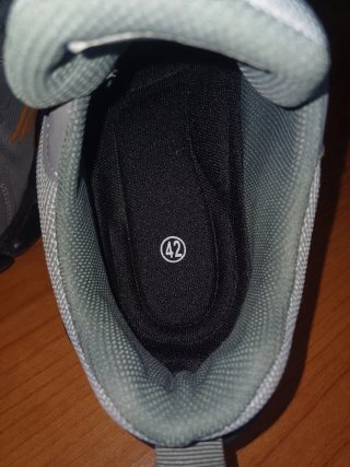 Zapatos de seguridad grises y naranjas