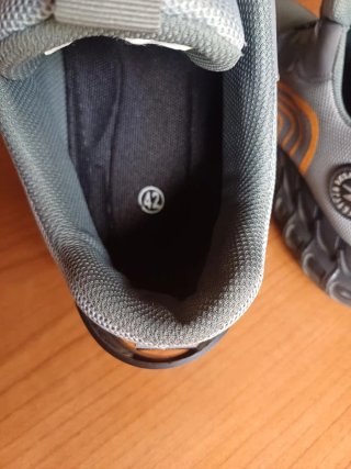 Zapatos de seguridad grises y naranjas