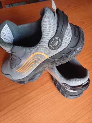 Zapatos de seguridad grises y naranjas