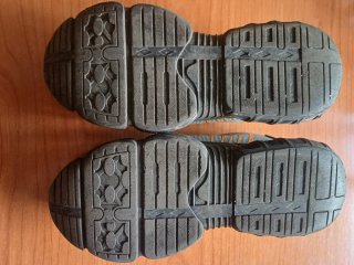 Zapatos de seguridad grises y naranjas