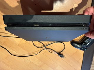PS4 Slim 1TB + Controller + GTA V + FIFA 19