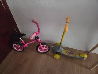 Bici sin pedales rosa y patinete
