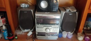 Equipo de música Sony con altavoces