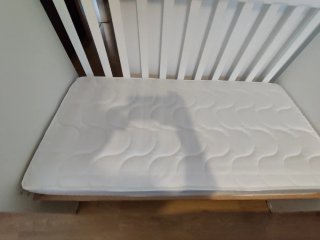Maxi cuna de bebé de madera con colchón a medida