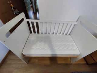 Maxi cuna de bebé de madera con colchón a medida
