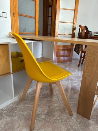 Estantería modular con cubos y cajas. Con silla