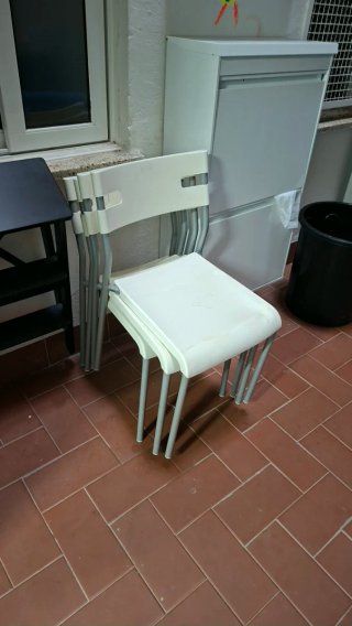 Sillas de plástico blancas