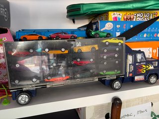 Camión de juguete con coches