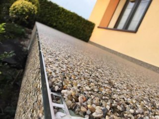Suelo de resina epoxi .Alfombra de piedra