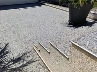 Suelo de resina epoxi .Alfombra de piedra