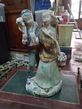 Figura cerámica niño y niña