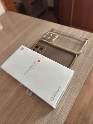 Xiaomi 14T + dos fundas + cargador rápido