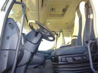Volvo FL 240--CAMIONES CON GANCHO