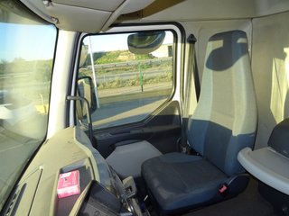 Volvo FL 240--CAMIONES CON GANCHO