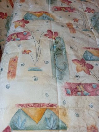 Edredón estampado floral beige y rosa