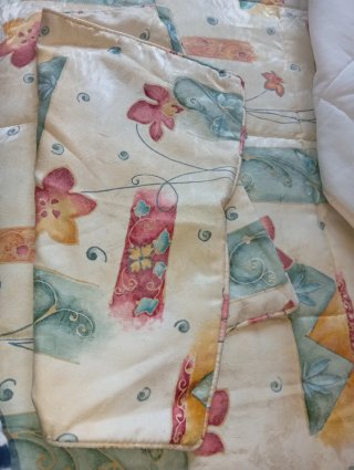 Edredón estampado floral beige y rosa