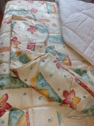 Edredón estampado floral beige y rosa