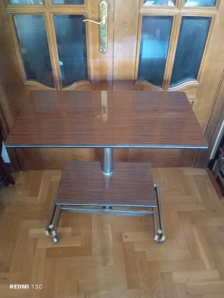 Mesa TV cristal y metal con ruedas