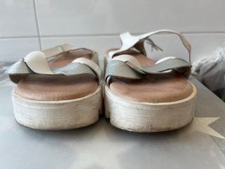Sandalias Mustang Plata y Blanco
