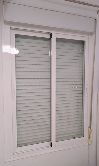 Ventana corredera blanca