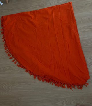 Colcha redonda naranja con flecos