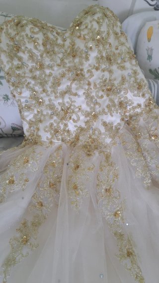 Vestido de fiesta dorado y blanco