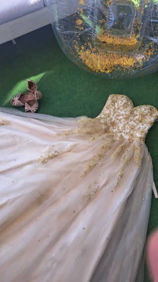 Vestido de fiesta dorado y blanco