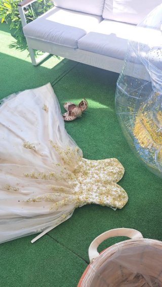 Vestido de fiesta dorado y blanco