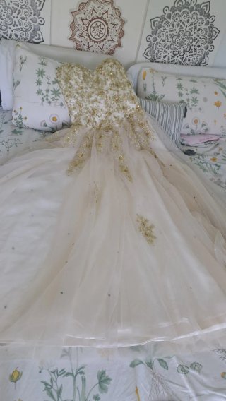 Vestido de fiesta dorado y blanco