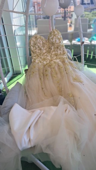 Vestido de fiesta dorado y blanco