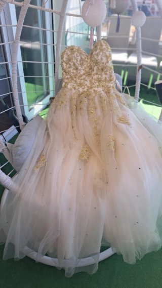 Vestido de fiesta dorado y blanco