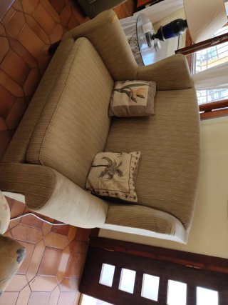Sofá de tela beige y marrón