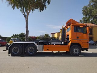 MAN TGA 26 480--CAMIONES CON GANCHO