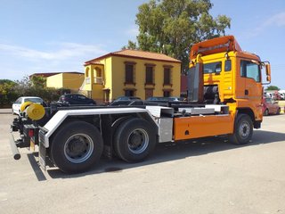 MAN TGA 26 480--CAMIONES CON GANCHO