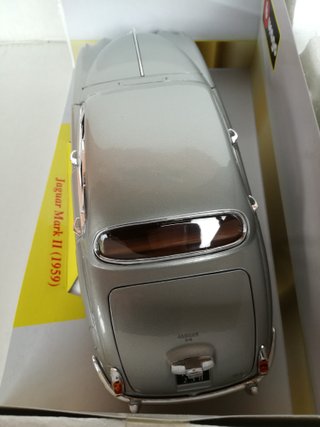 1/18 MODELLO JAGUAR MARK II DEL 1959 GRIGIO BURAGO