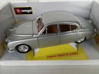 1/18 MODELLO JAGUAR MARK II DEL 1959 GRIGIO BURAGO