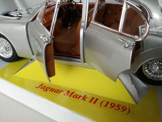 1/18 MODELLO JAGUAR MARK II DEL 1959 GRIGIO BURAGO