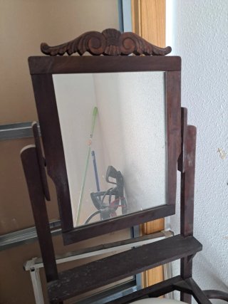 Aguamanil antiguo de madera y cerámica