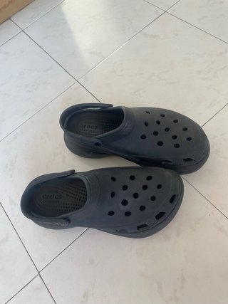 Crocs negras con plataforma