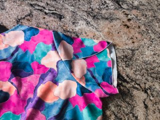 Blusa Multicolor con detalle en la manga trasero.