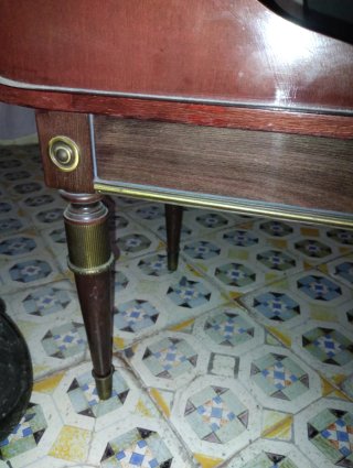 Diván inglés de cuero y madera